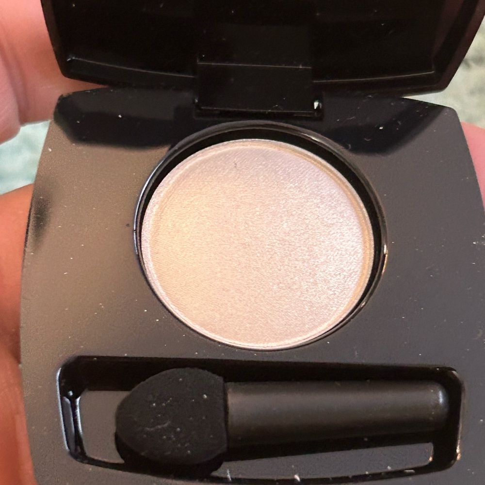 Avon True Color Eyeshadow Single. Rich Creme.